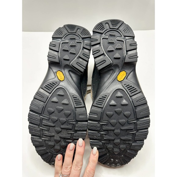 Athletic_Shoes